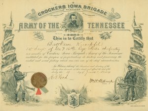 Certificado con una imagen de un agricultor a la izquierda junto a una bandera con los nombres de batallas y una imagen de un soldado junto a un cañón y una bandera con los nombres de batallas de Unknown